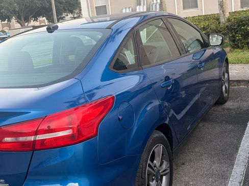 Used 2018 Ford Focus SE w/ SE Appearance Package FWD image 9