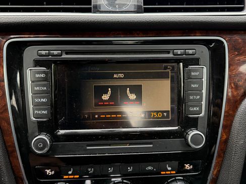 Used 2012 Volkswagen Passat 2.5 SEL Premium image 12