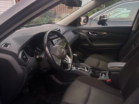 Used 2019 Nissan Rogue SV w/ Premium Package AWD/4WD image 9