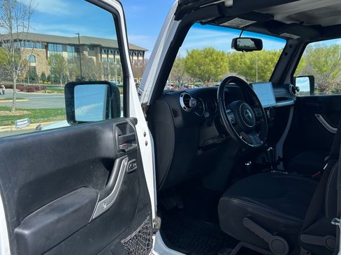 Used 2018 Jeep Wrangler Unlimited Sahara image 8