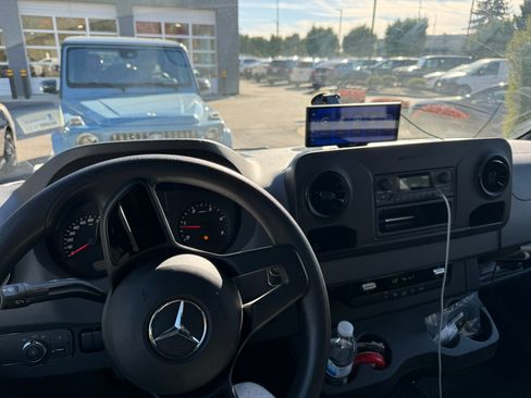 Used 2021 Mercedes-Benz Sprinter 2500 image 4