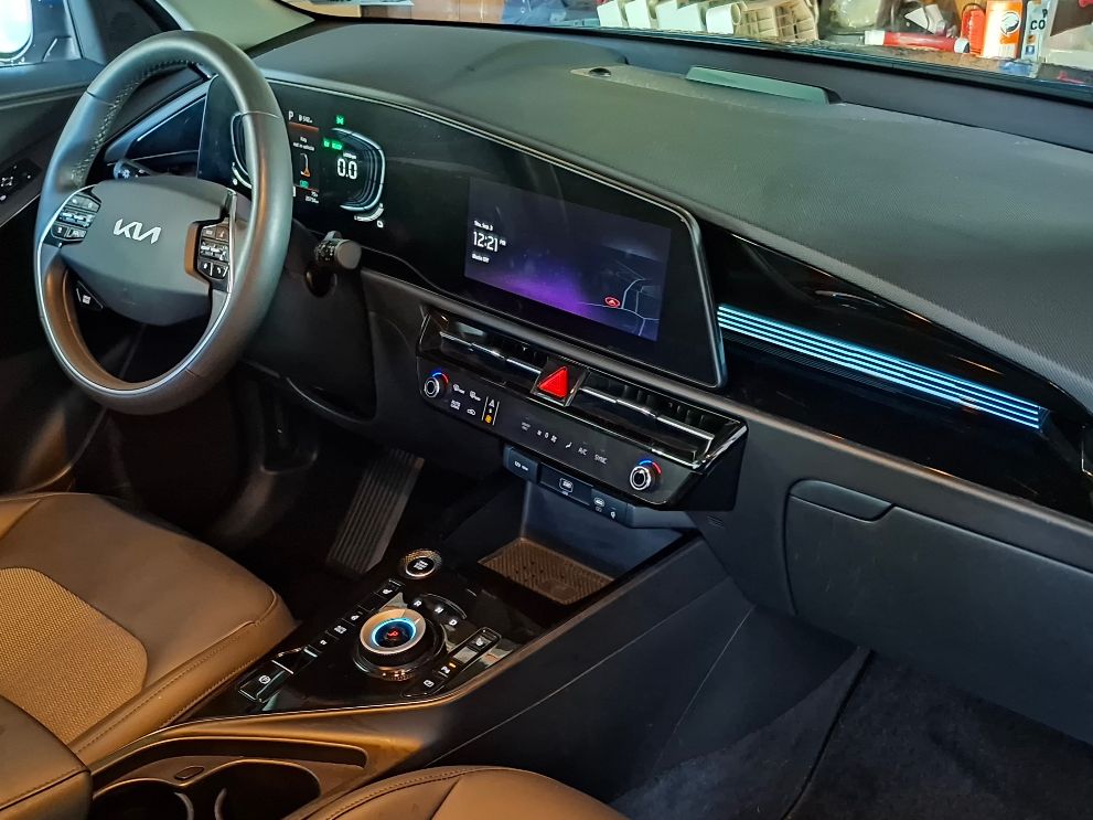 Used 2023 Kia Niro EX w/ EX Cold Weather Package FWD image 6