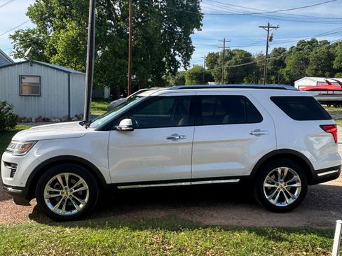 Used 2018 Ford Explorer Limited w/ Equipment Group 301A FWD image 10