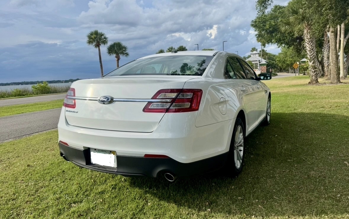 Used 2018 Ford Taurus SE FWD image 2