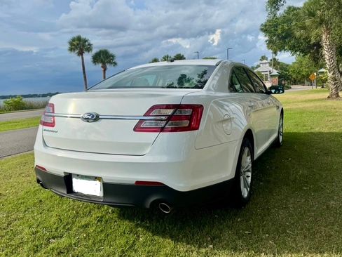 Used 2018 Ford Taurus SE FWD image 2