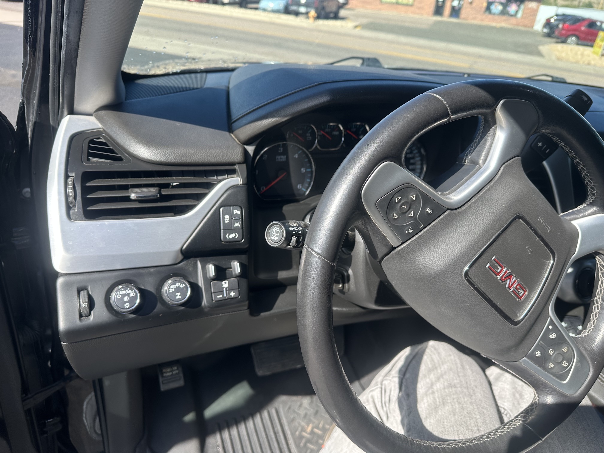 Used 2019 GMC Yukon XL SLT w/ Premium Edition AWD/4WD image 12