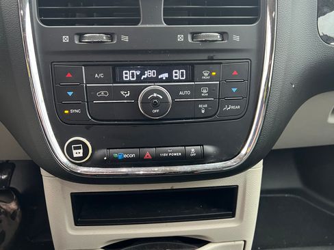 Used 2014 Chrysler Town & Country Touring image 14