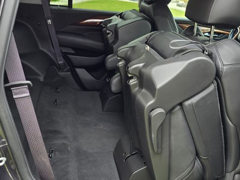 Used 2016 Cadillac Escalade Luxury image 24