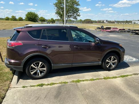 Used 2016 Toyota RAV4 XLE AWD/4WD image 2
