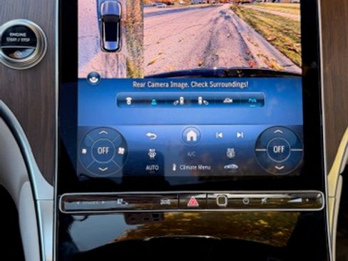 Used 2025 Mercedes-Benz GLC 300 4MATIC image 23