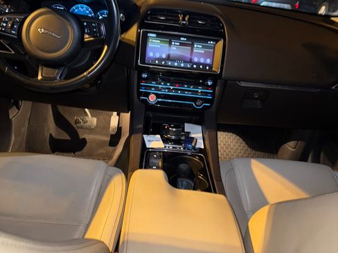 Used 2017 Jaguar F-PACE Prestige image 12