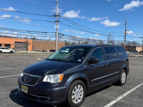 Used 2014 Chrysler Town & Country Touring image 1