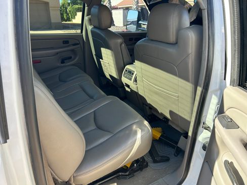 Used 2005 Chevrolet Silverado 2500 LT w/ Heavy-Duty Power Package image 8