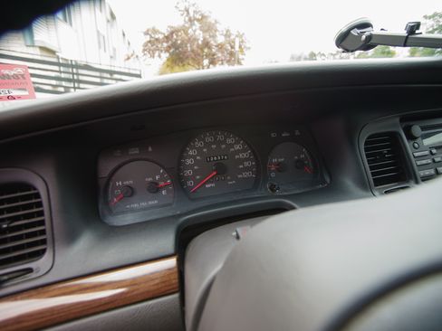 Used 2004 Ford Crown Victoria LX image 21