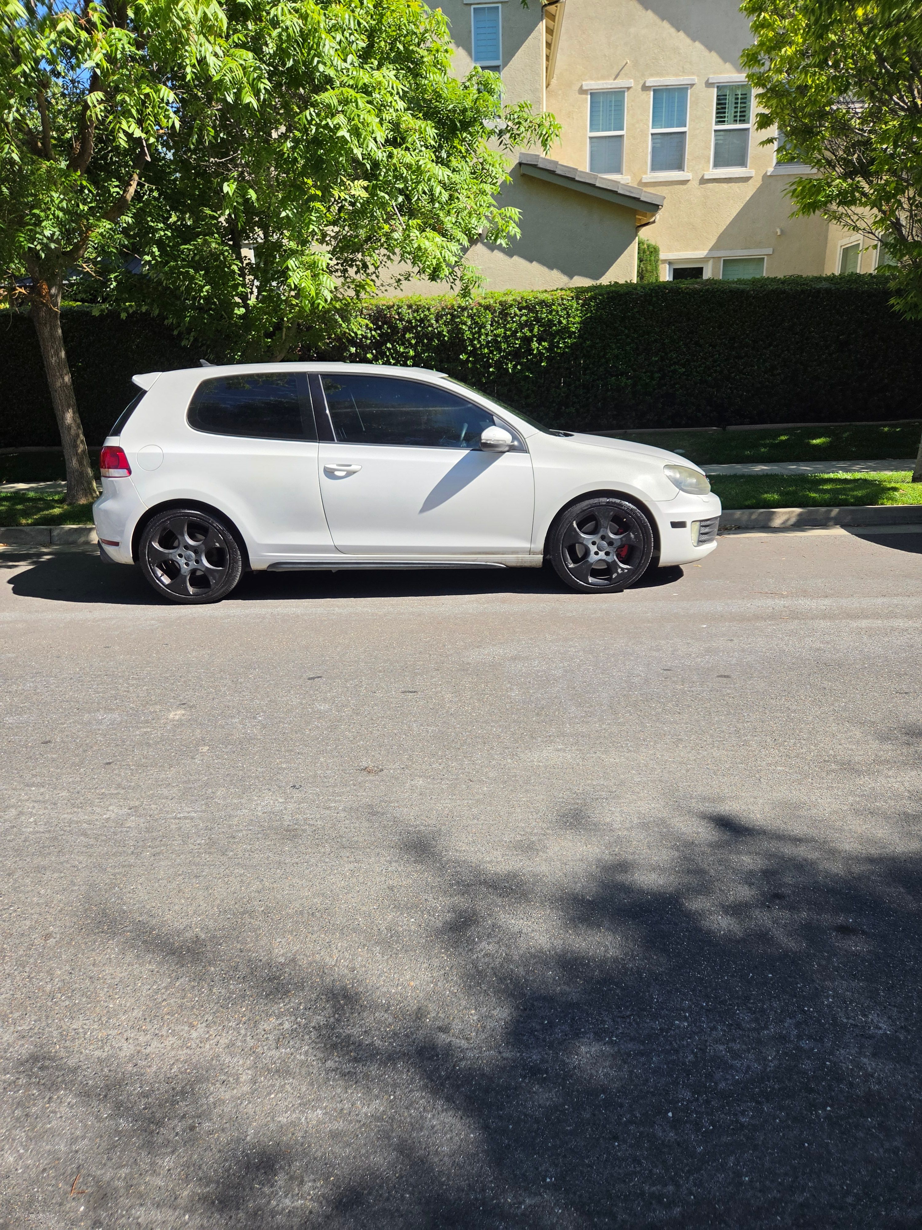 Used 2011 Volkswagen Golf 2-Door FWD image 5
