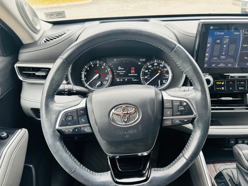 Used 2021 Toyota Highlander Platinum image 10