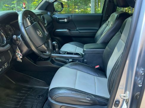 Used 2020 Toyota Tacoma TRD Off-Road w/ Technology Package AWD/4WD image 8