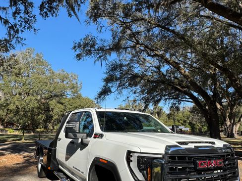 Used 2024 GMC Sierra 3500 Pro w/ Convenience Package image 10