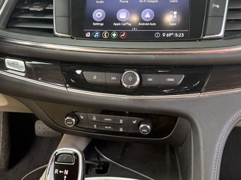 Used 2021 Buick Enclave Essence image 11