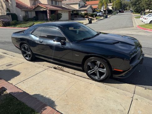 Used 2017 Dodge Challenger R/T image 1