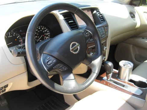 Used 2017 Nissan Pathfinder Platinum FWD image 13