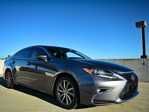 Used 2017 Lexus ES 300h 300h Sedan 4D image 2