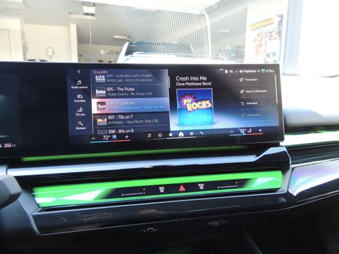Used 2024 BMW i5 eDrive40i w/ Executive Package RWD image 18