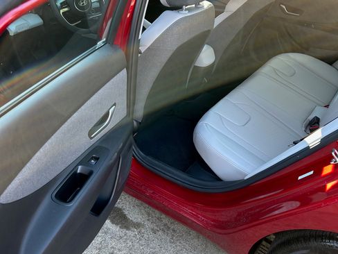 Used 2025 Hyundai Elantra Limited image 11