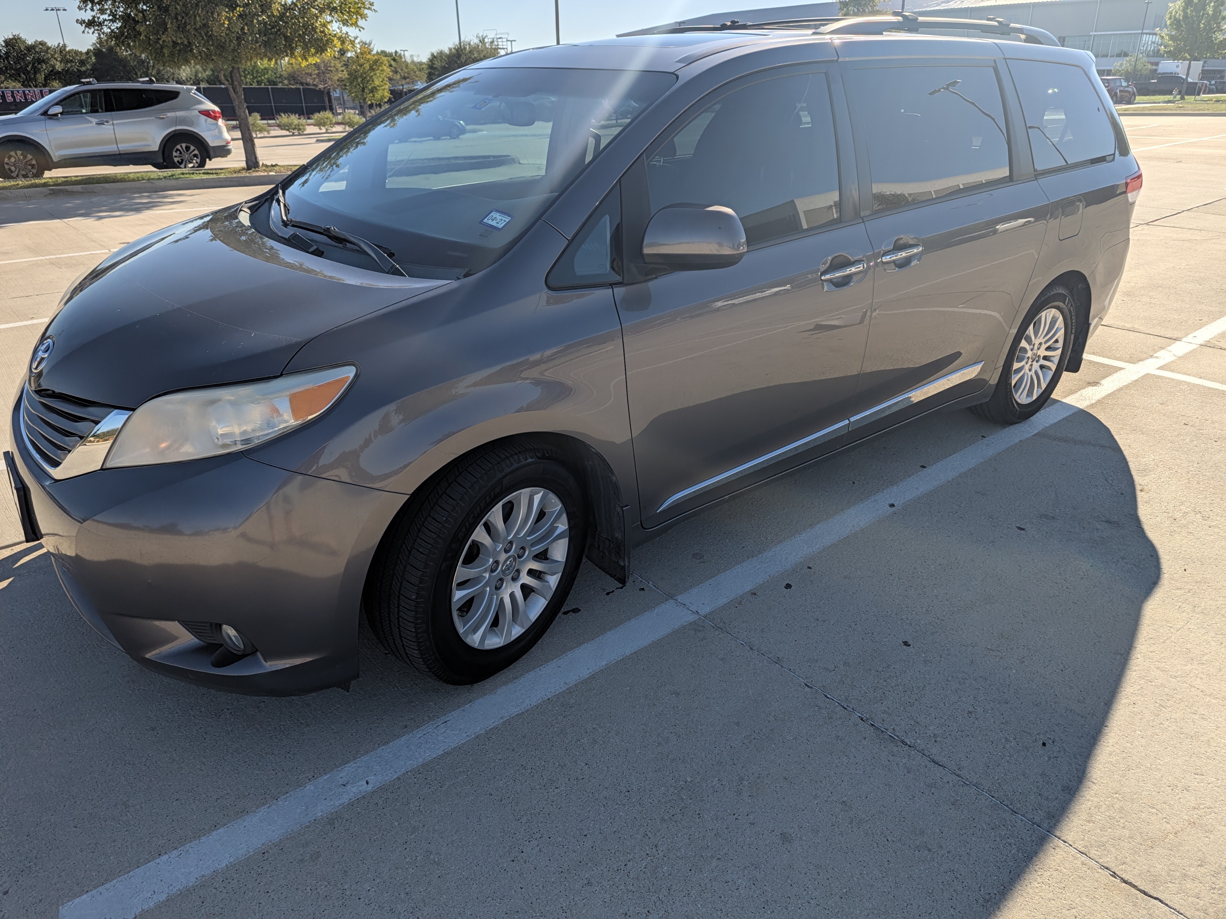 Used 2013 Toyota Sienna XLE w/ Entertainment Pkg FWD image 2