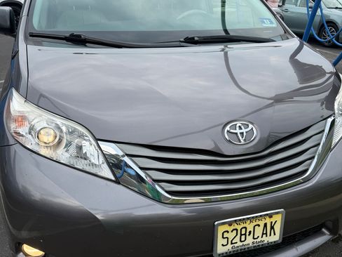 Used 2014 Toyota Sienna XLE FWD image 1