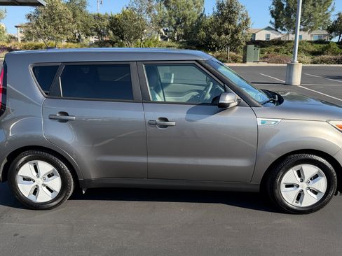 Used 2016 Kia Soul EV + FWD image 4