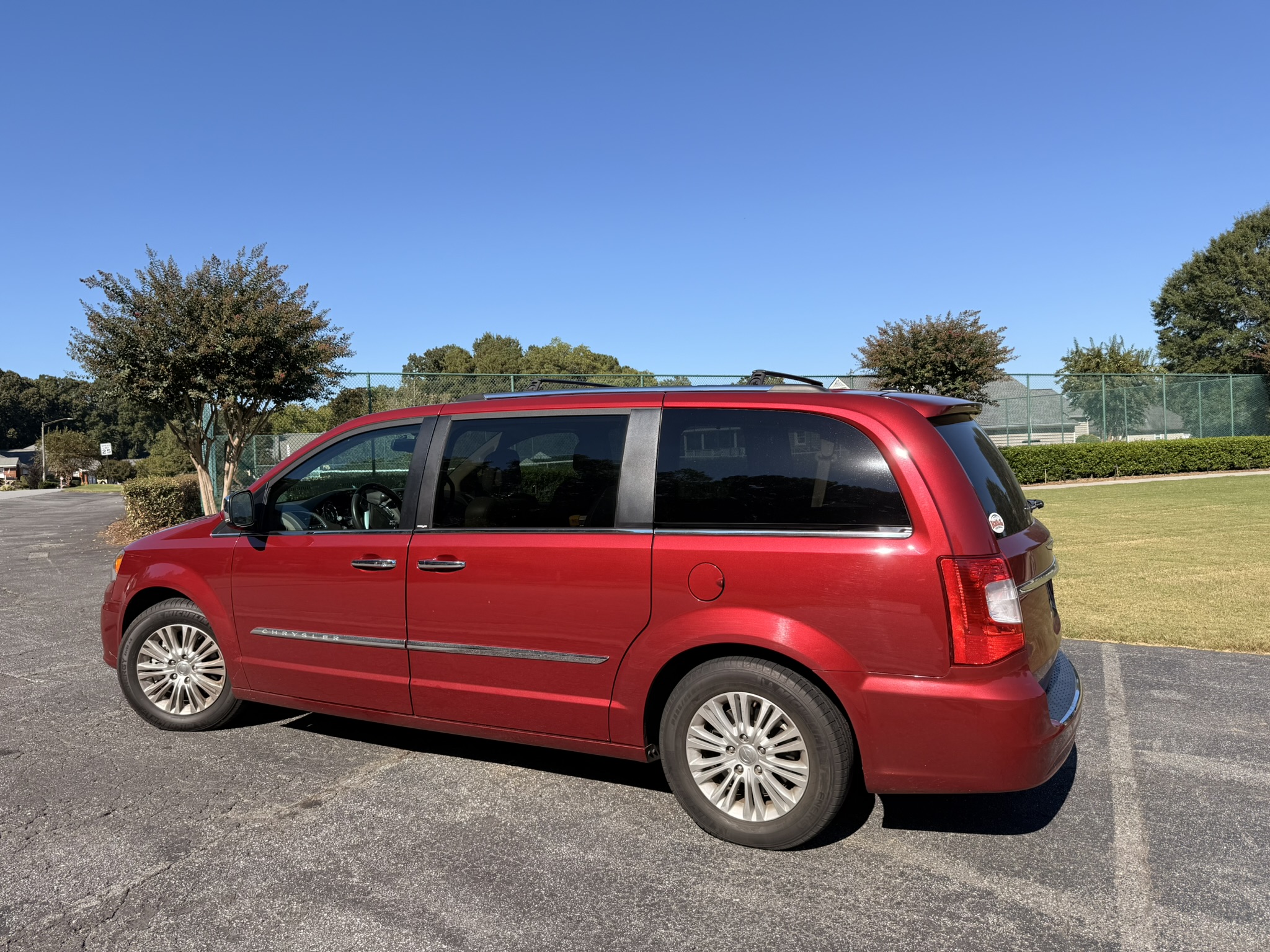 Used 2012 Chrysler Town & Country Limited w/ Luxury Group FWD image 5