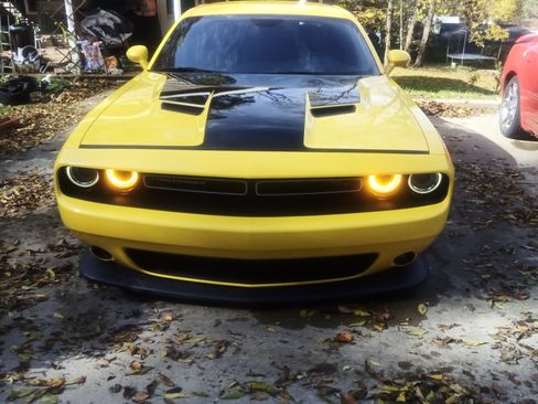 Used 2017 Dodge Challenger R/T Scat Pack w/ Leather Interior Group image 2