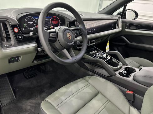 Used 2024 Porsche Cayenne image 18