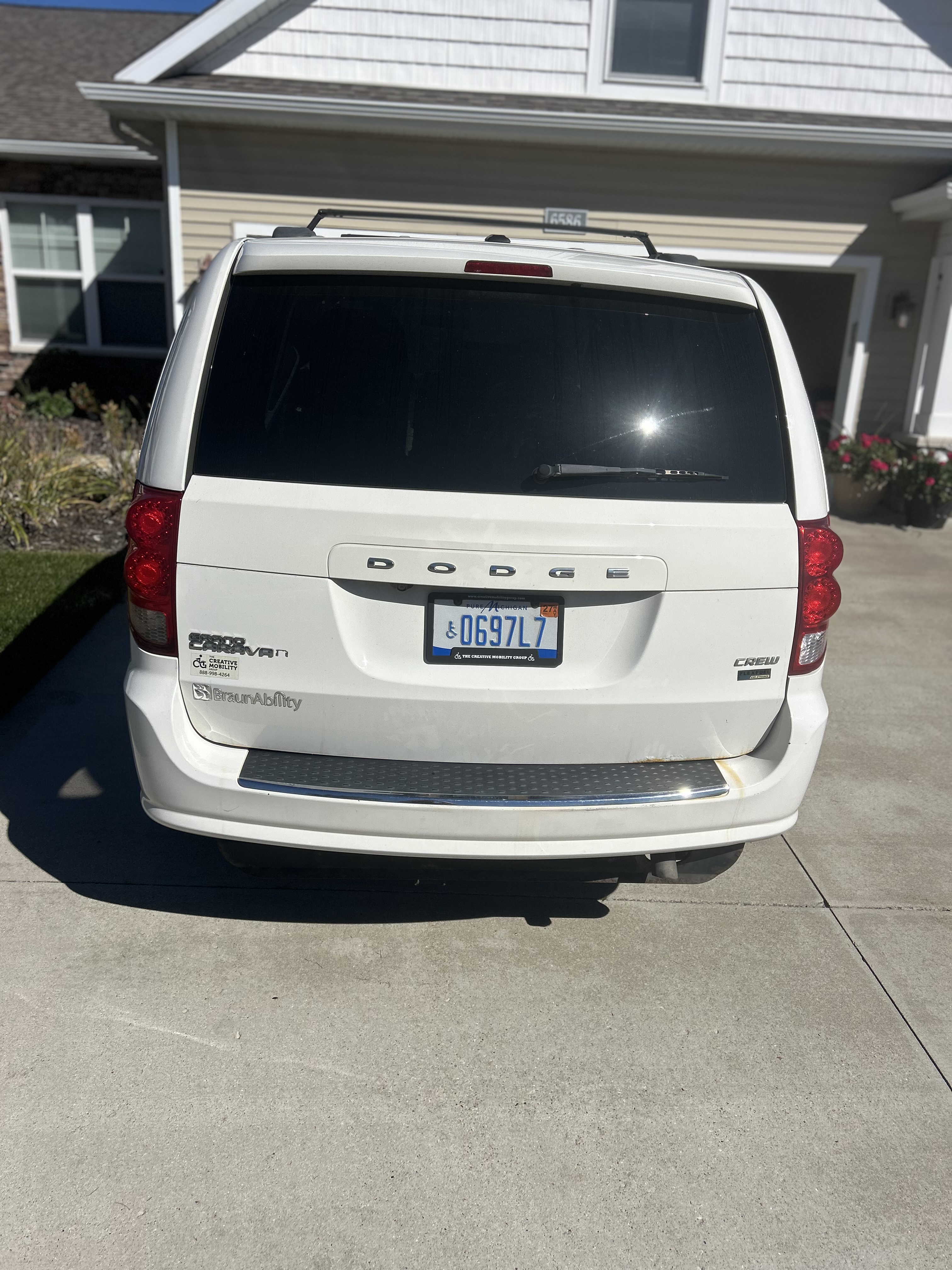 Used 2011 Dodge Grand Caravan Crew FWD image 5