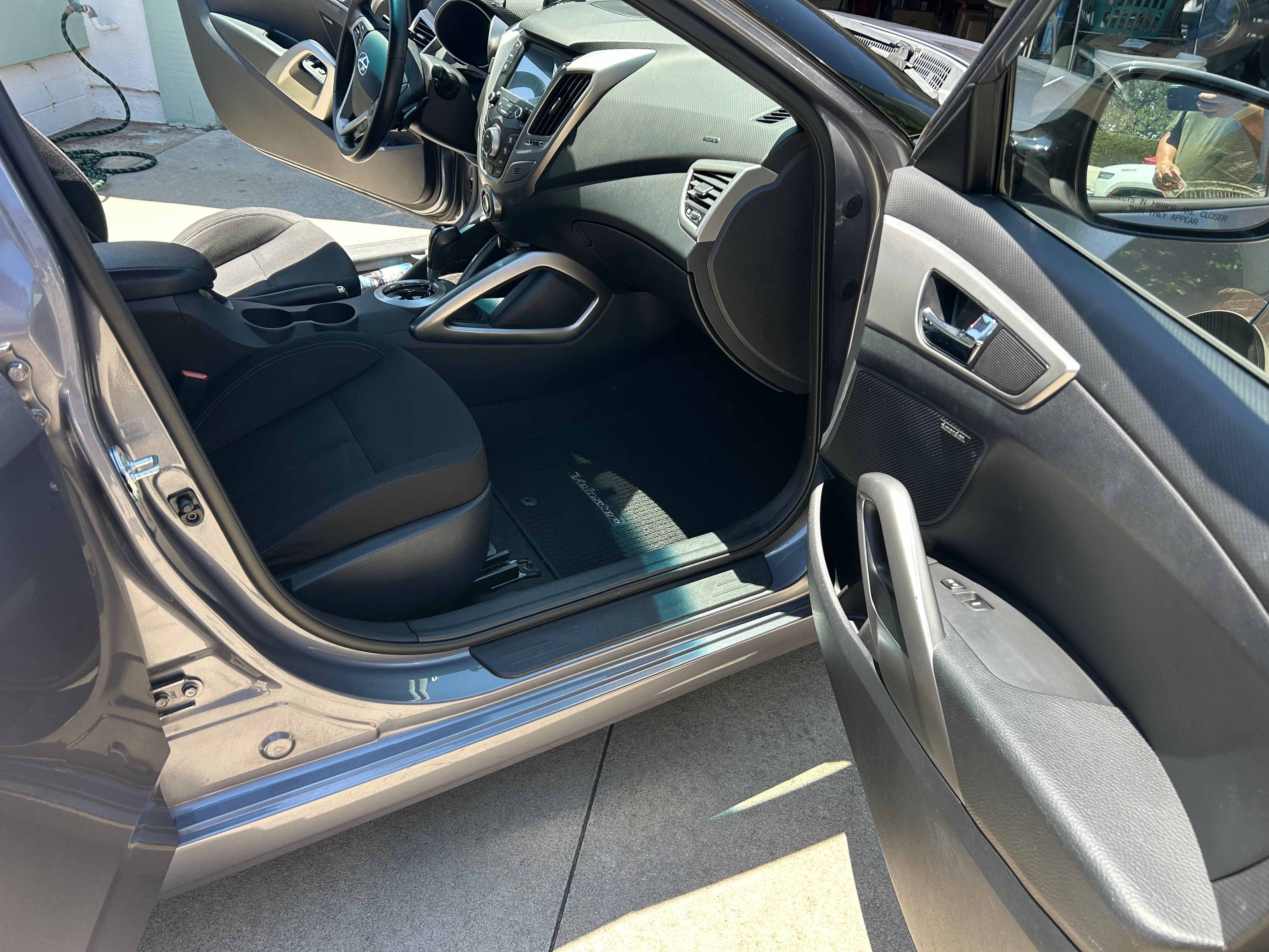 Used 2017 Hyundai Veloster Value Edition FWD image 4