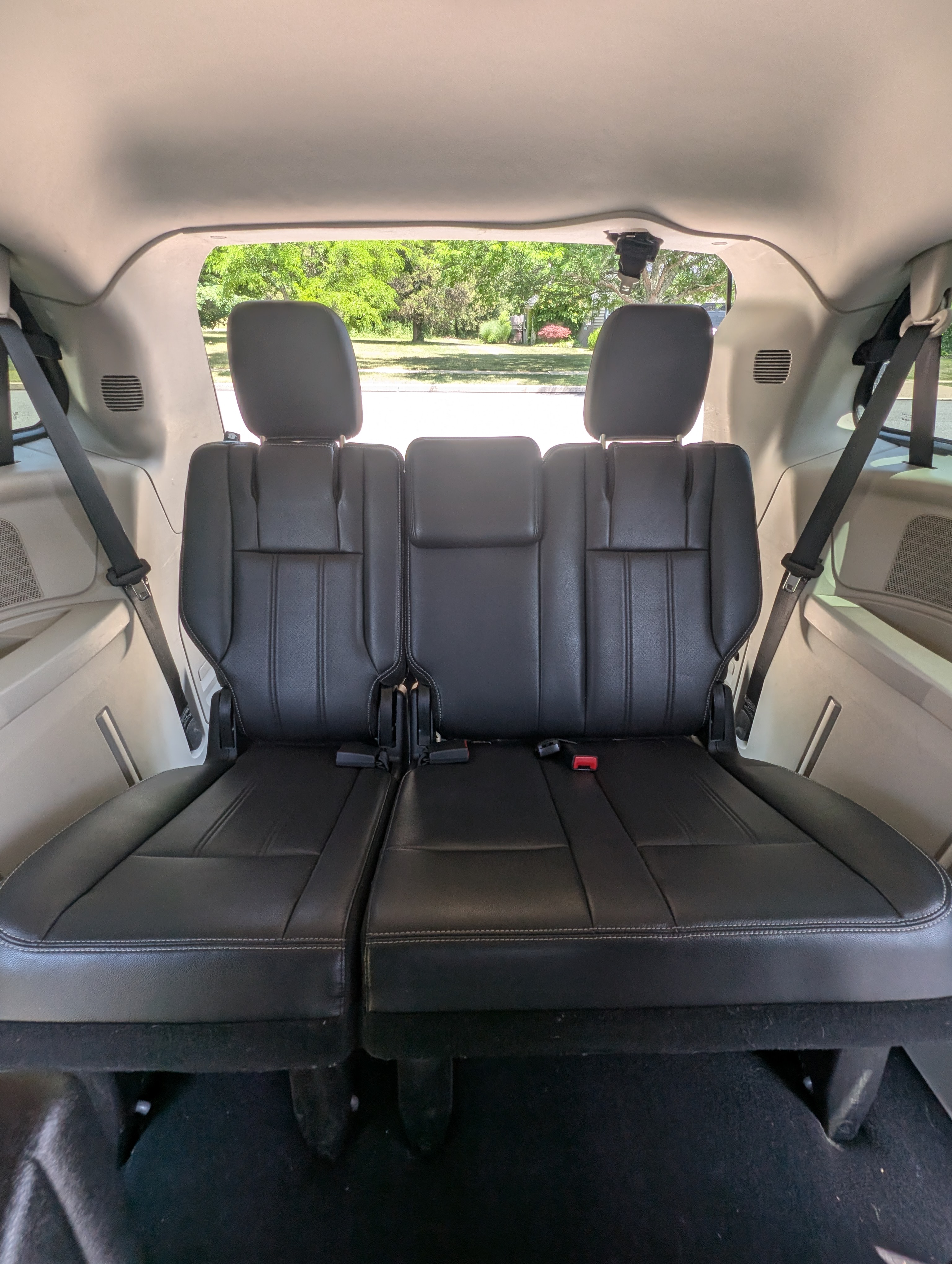 Used 2011 Chrysler Town & Country Touring-L w/ Entertainment Group #2 FWD image 14