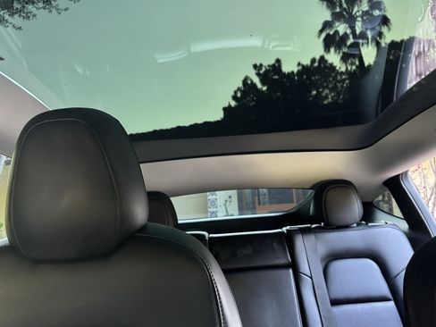 Used 2022 Tesla Model Y Long Range image 10