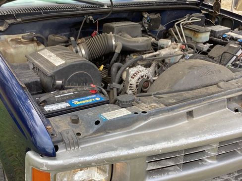 Used 2000 Chevrolet Silverado 3500 2WD Regular Cab w/ Comfort & Convenience Pkg image 4