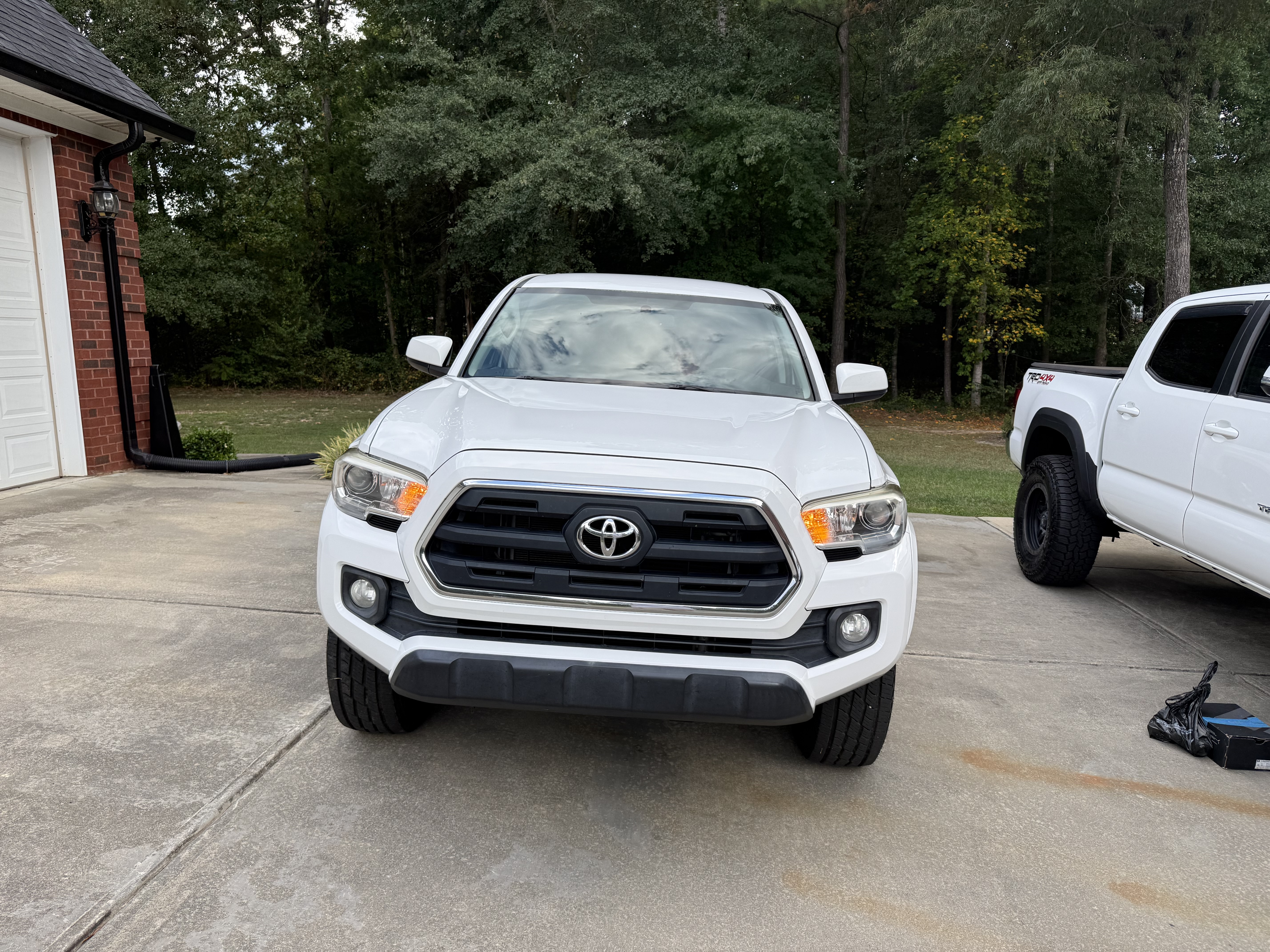 Used 2017 Toyota Tacoma TRD Sport AWD/4WD image 5