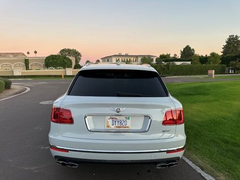 Used 2020 Bentley Bentayga Plug-In Hybrid image 4