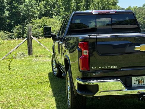 Used 2024 Chevrolet Silverado 2500 LTZ w/ LTZ Plus Package AWD/4WD image 2