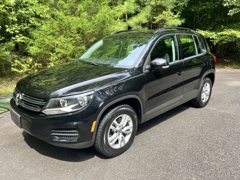 Used 2015 Volkswagen Tiguan S image 1