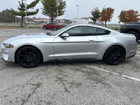 Used 2018 Ford Mustang Coupe w/ Black Accent Pkg RWD image 9