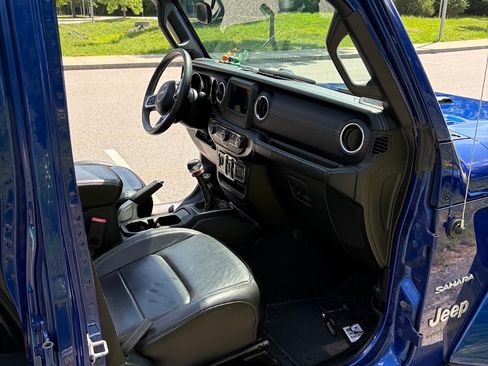 Used 2018 Jeep Wrangler Unlimited Sahara w/ Dual Top Group AWD/4WD image 16