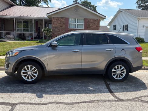Used 2017 Kia Sorento AWD image 2