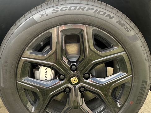 Used 2025 Rivian R1S Adventure image 11