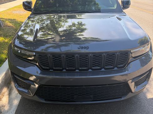 Used 2024 Jeep Grand Cherokee Altitude RWD image 1
