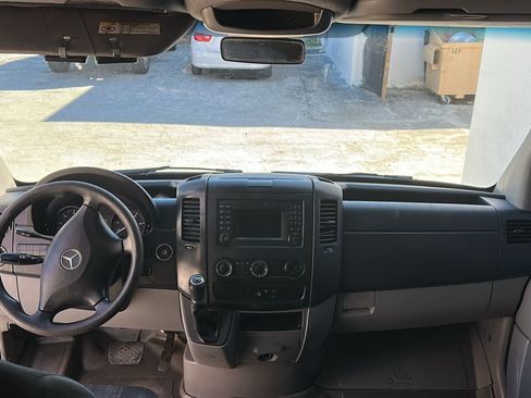 Used 2015 Mercedes-Benz Sprinter 2500 image 9