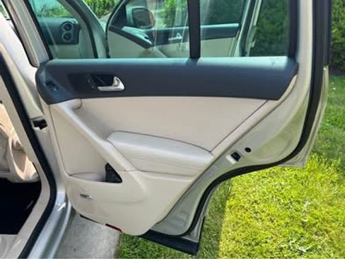Used 2010 Volkswagen Tiguan SE image 14